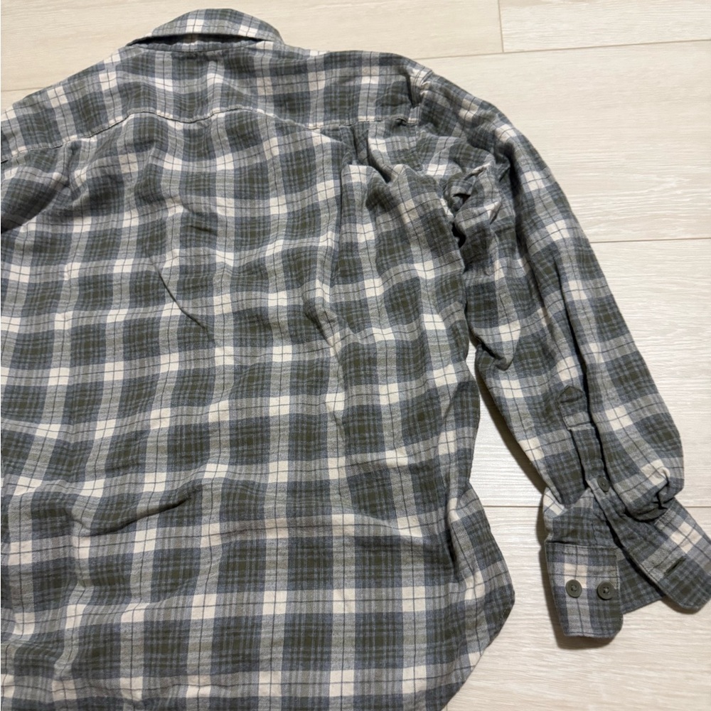 ✨Uniqlo Green Plaid Button Down Shirt - Picture 9 of 9